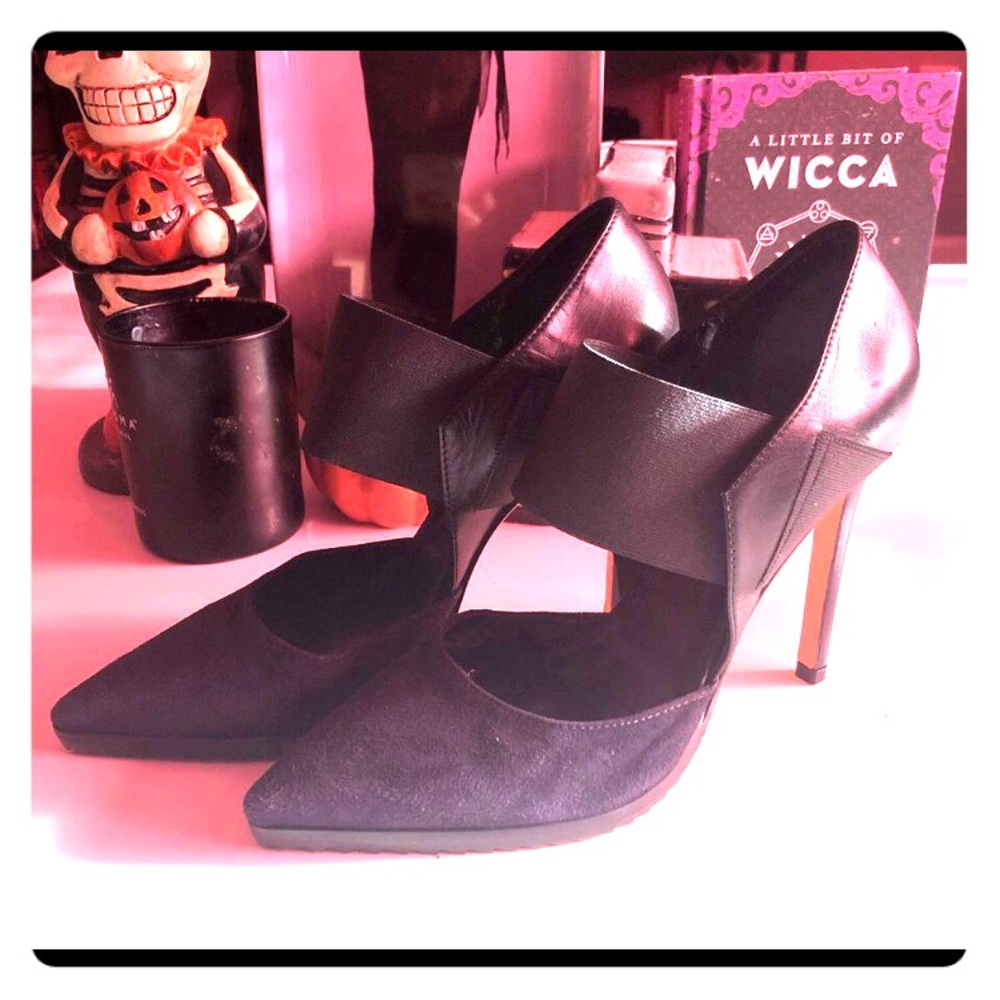 Dark blue suede heels 😯